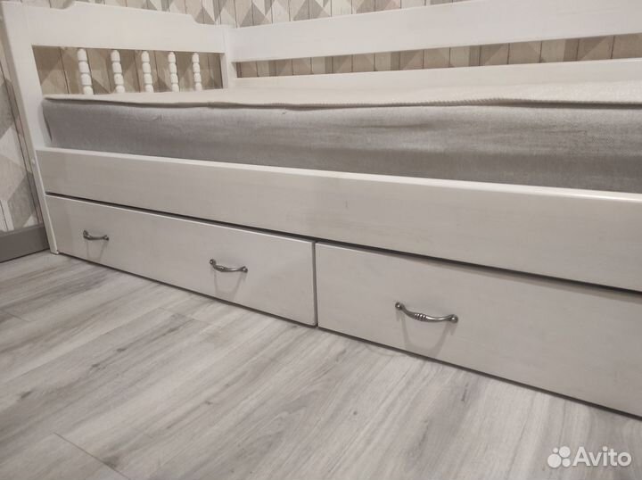 Кровать с выкатными ящиками и матрасом