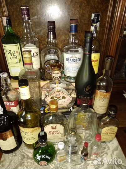 Коллекция пустых бутылок из благородных напитков