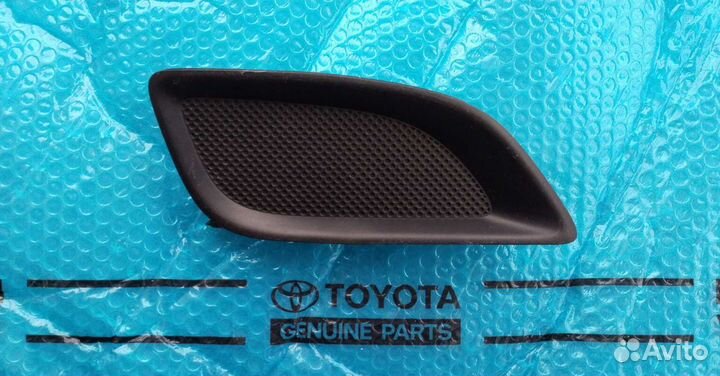 Заглушка противотуманной фары Авенсис 06-08 правая