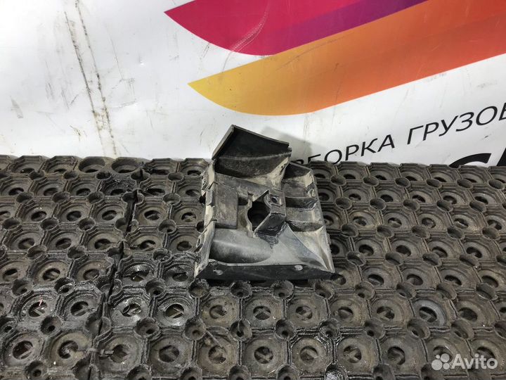 Кронштейн накладки на порог правый Volvo XC60