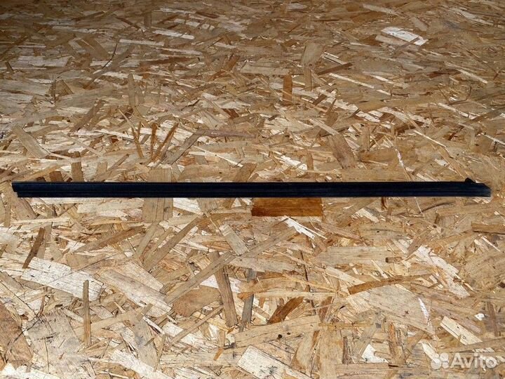 Накладка стекла переднего правого Toyota Avensis