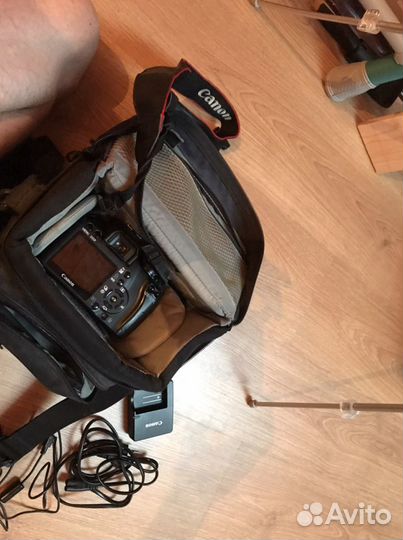 Зеркальный фотоаппарат Canon EOS 1000D kit + штати