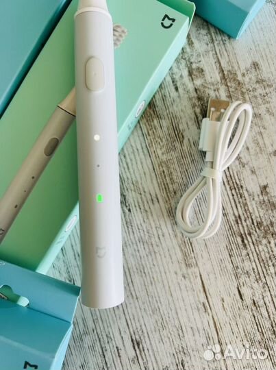 Электрическая зубная щетка новая
