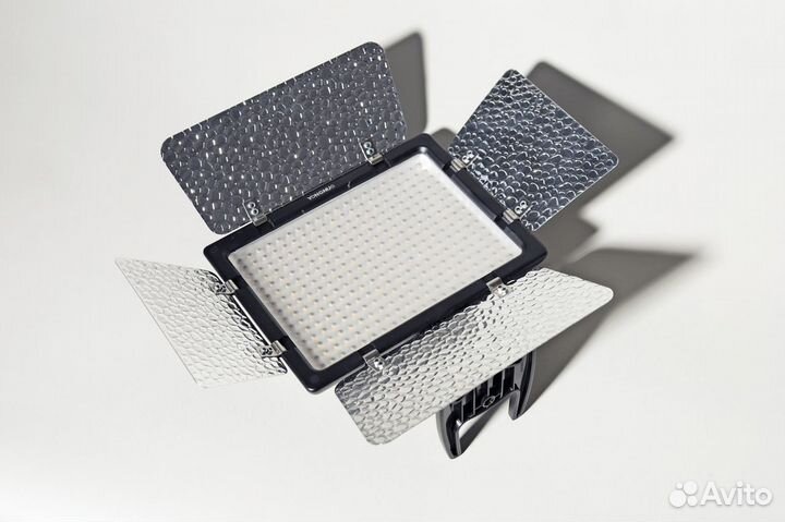 Осветитель YongNuo LED YN-300 III