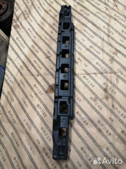 Абсорбер бампера передний Volkswagen Passat B6