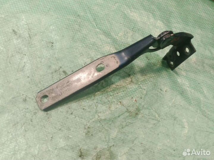 Петля капота левая Volkswagen Passat B5