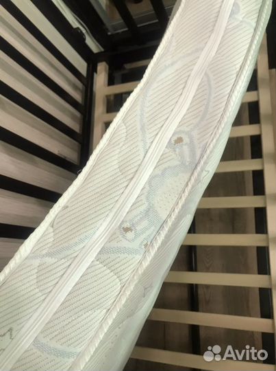 Детская кроватка с маятником