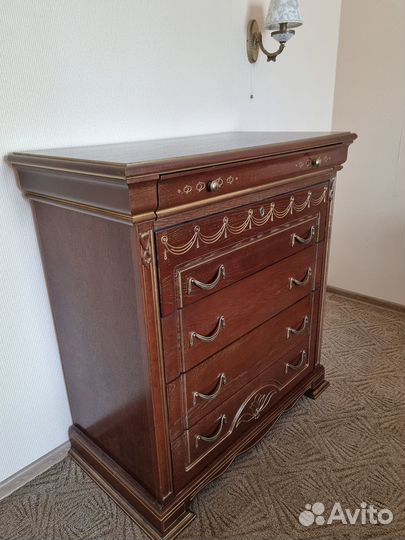 Мебель кровать комод туалетный столик