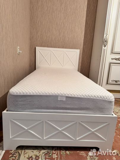 Кровать односпальная с матрасом