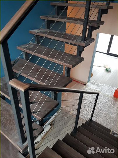 Металлическая лестница на второй этаж