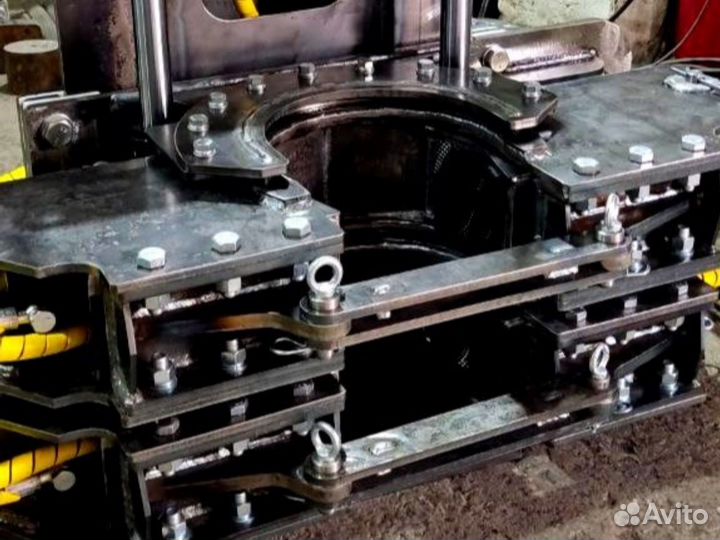 Обсадной стол для буровой установки с трубоотворот