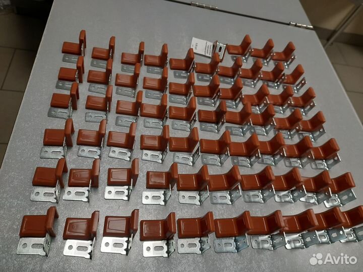 Уголок металл с коричневой крышкой