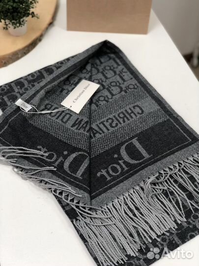 Шарфы и палантины в стиле Dior