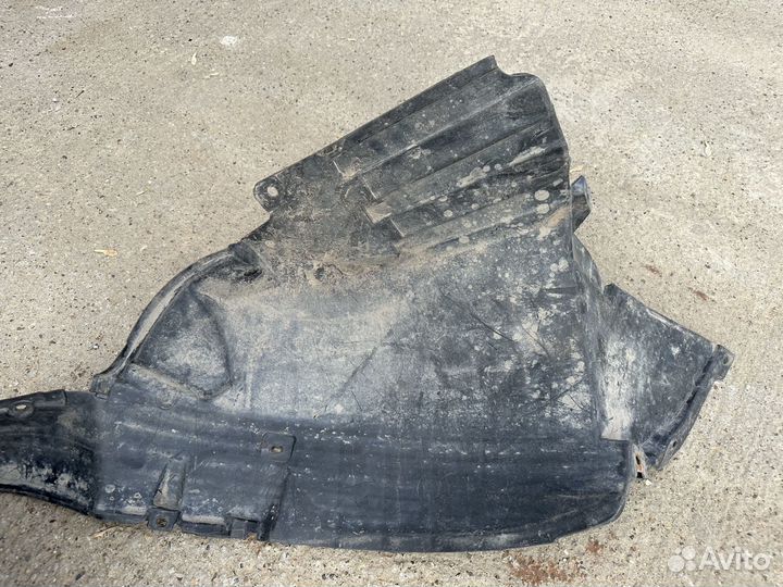 Подкрылок передний левый Nissan Tiida Ниссан Тиида