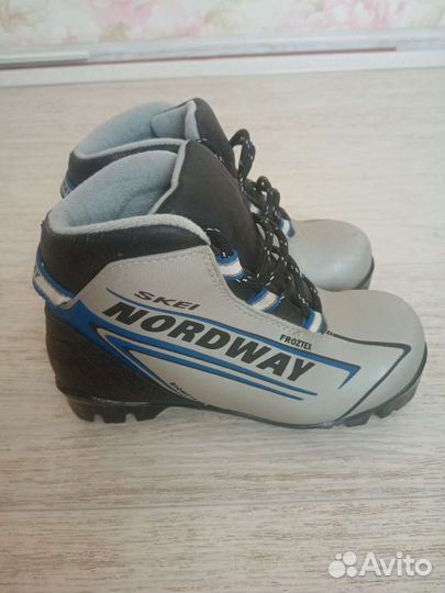 Лыжные ботинки 31 р. Палки 82 см