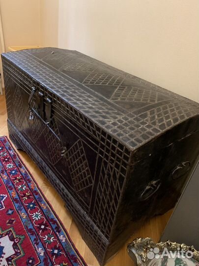 Сундук деревянный старинный, обитый железом