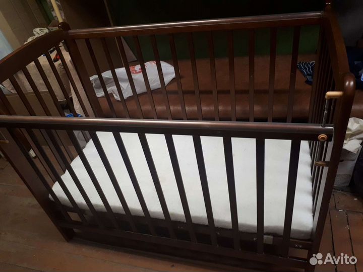 Детская кроватка с маятником и ящиком