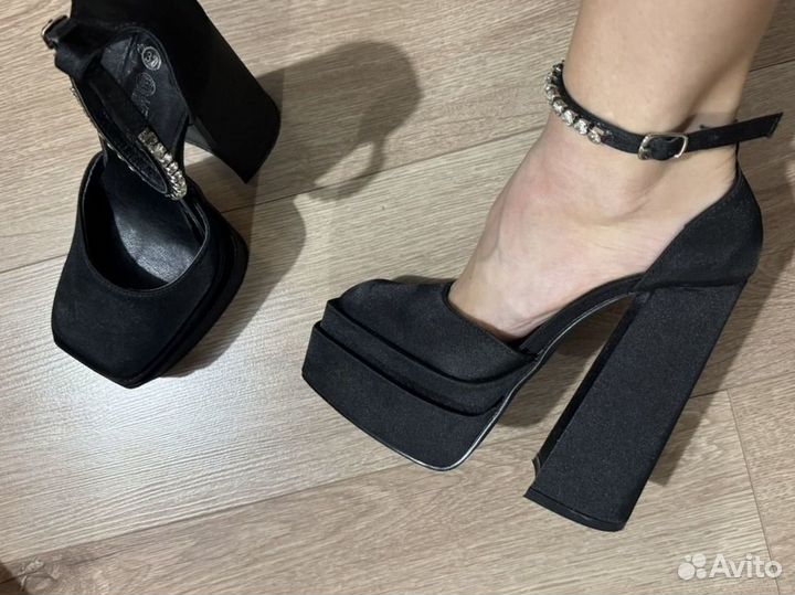 Туфли 36 в стиле versace