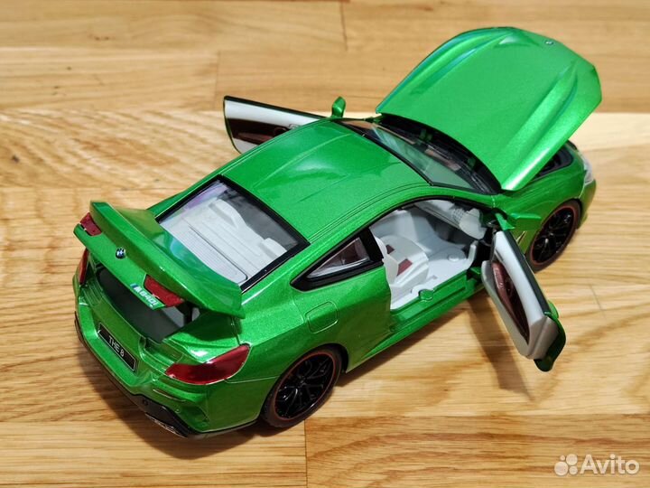 Металлическая машинка BMW M8 1:24/21см