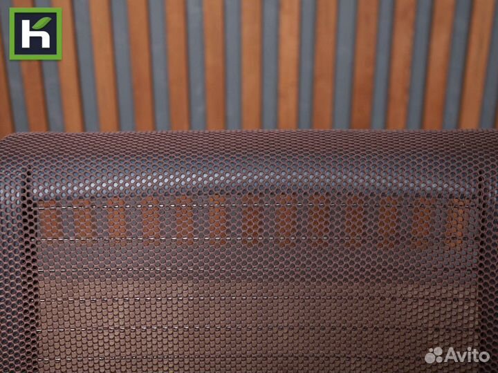 Офисное кресло на колесиках