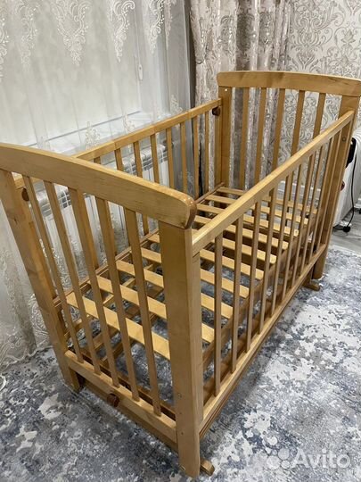 Детская кроватка с регулируемым маятником