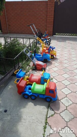 Машинка каталка толокар велосипед