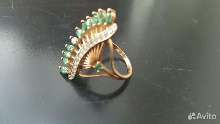 Золотое кольцо с изумрудами и фианитами