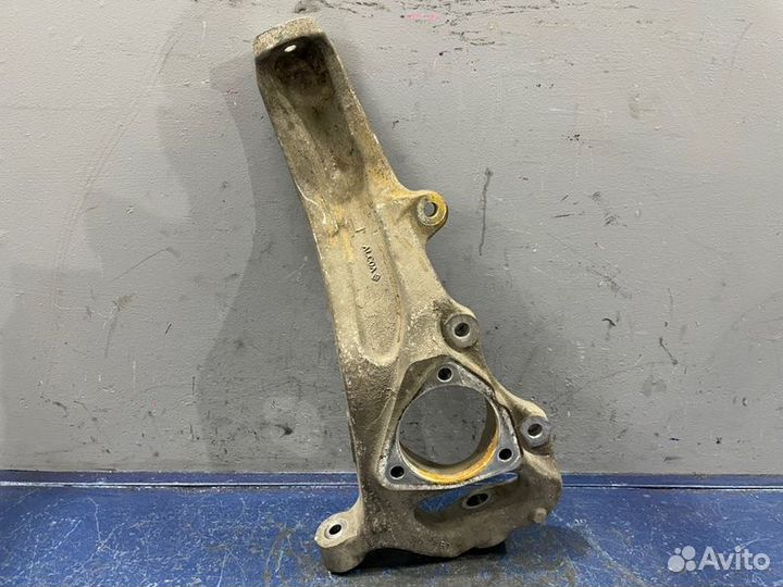 Кулак поворотный передний левый Cadillac Cts 2