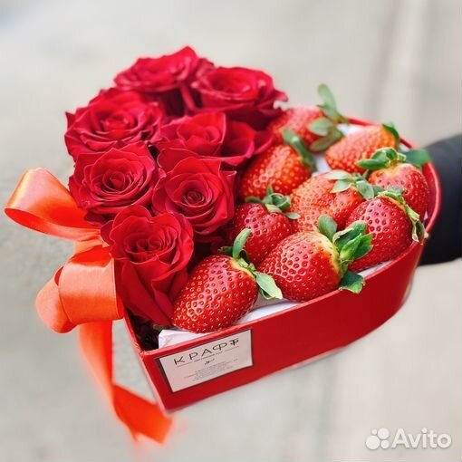 Бокс Love с клубникой и розами