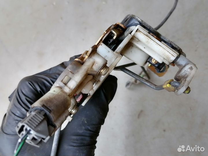 Замок двери передний правый Nissan Cefiro