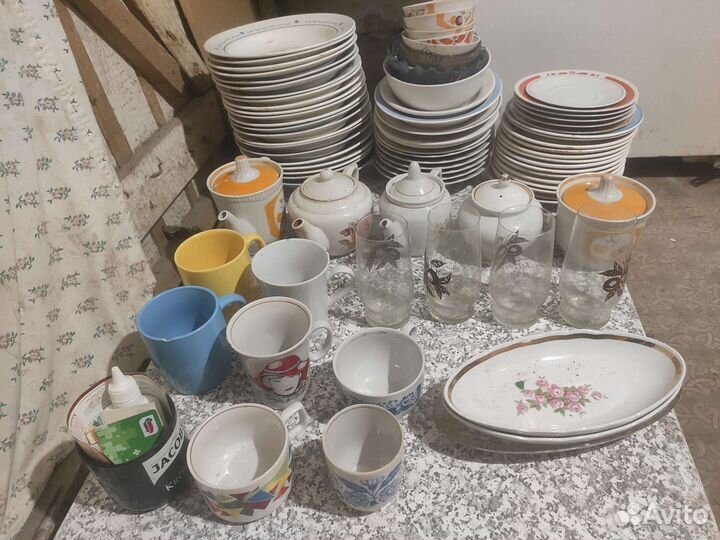 Посуда тарелки блюдца кружки заварники чайные пары