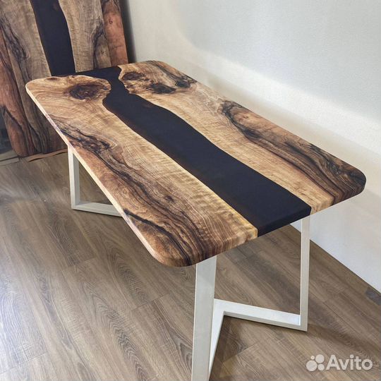 Обеденный стол 'Worthwhile Hand'