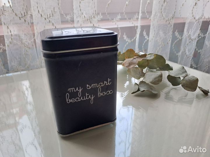 Жестяная банка для косметики и кистей