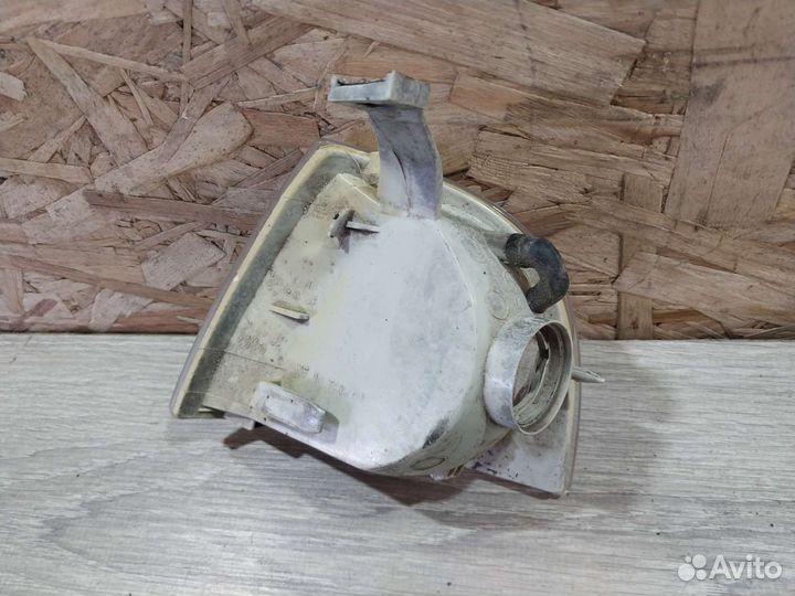 Указатель поворота правый Skoda Octavia tour A4