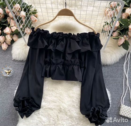 Блузка с открытыми плечами, укороченная