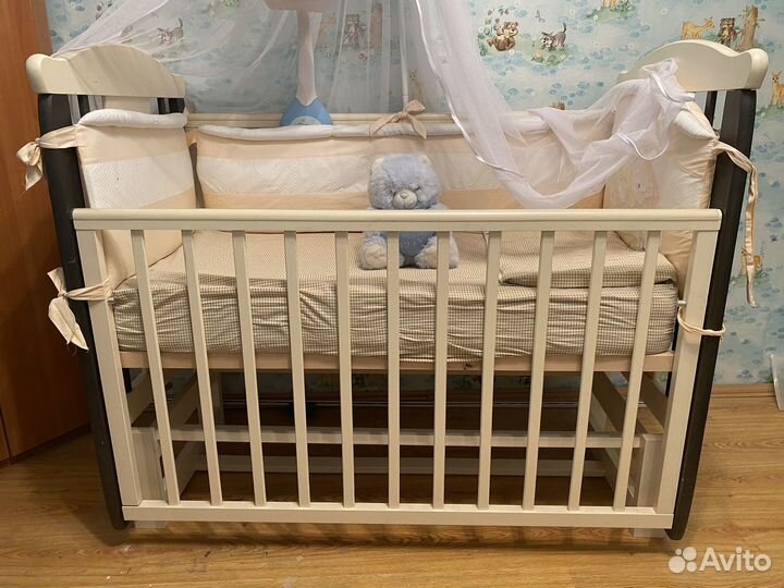 Детская кроватка с маятником