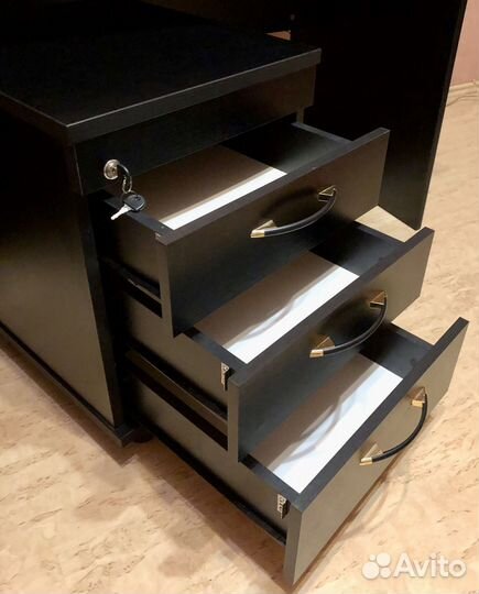 Стол письменный с тумбой выкатной