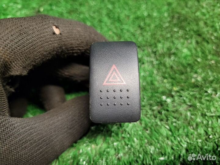 Кнопка аварийной сигнализации на Honda Civik 7