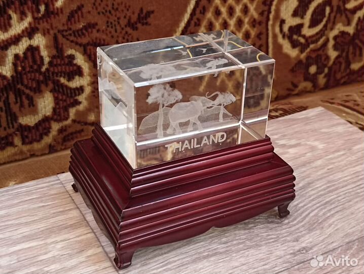 Стеклянный куб с 3D лазерной гравировкой