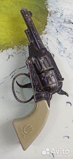 Игрушка пистолет