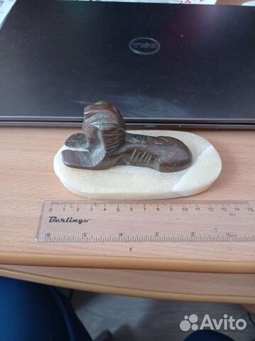 Статуэтка на камне