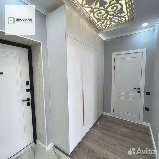 Шкаф с встроенной гладильной доской