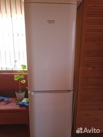 Холодильник Hotpoint Ariston бу