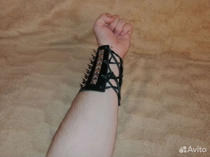 Наруч кожаный с шипами кепками заклепками