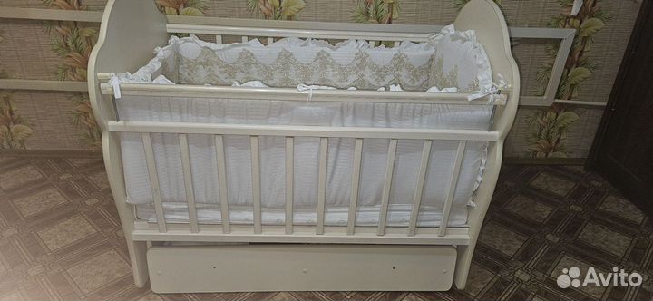 Детская кроватка с маятником и ящиком