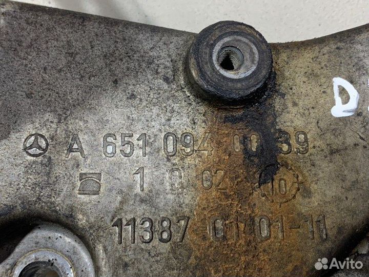 Кронштейн двигателя Mercedes W212 OM651