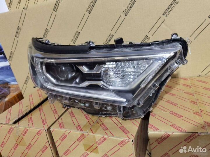 Фара правая Toyota Rav4 XA50 2018-2023