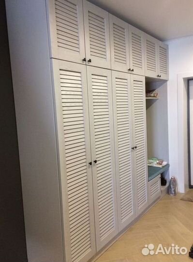 Шкаф с реечными дверями