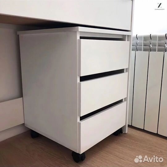 Гримёрный столик визажиста с гримёрным зеркалом