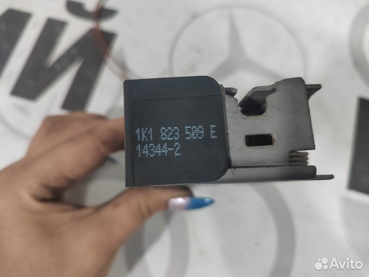 Замок капота Volkswagen Jetta 5